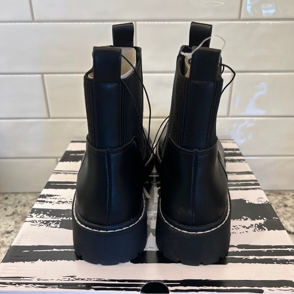 Dolce Vita Women's LEIGHA Chelsea Lightweight Ankle 1.25" Heel Boot Black 8 MOTO - Picture 7 of 10